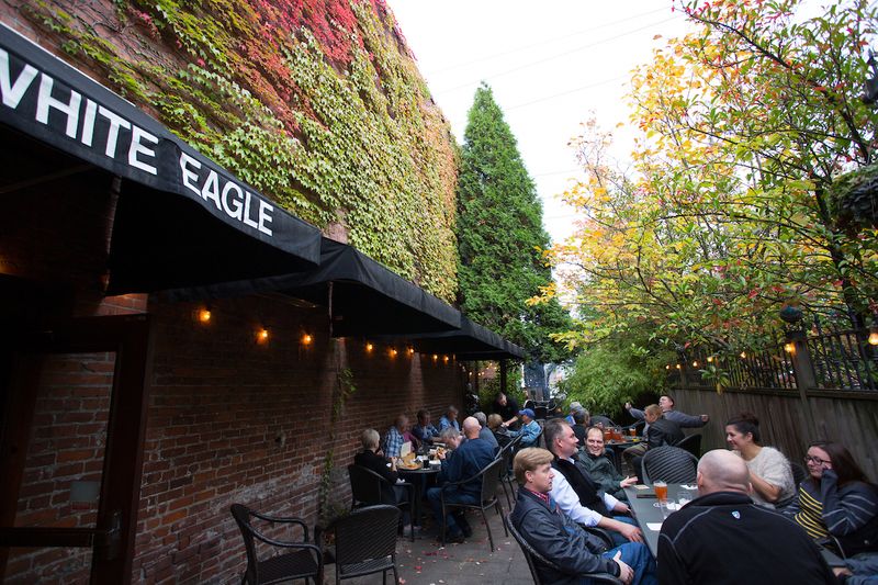 Rustic Rooms With Vintage Charm and Shared Facilities