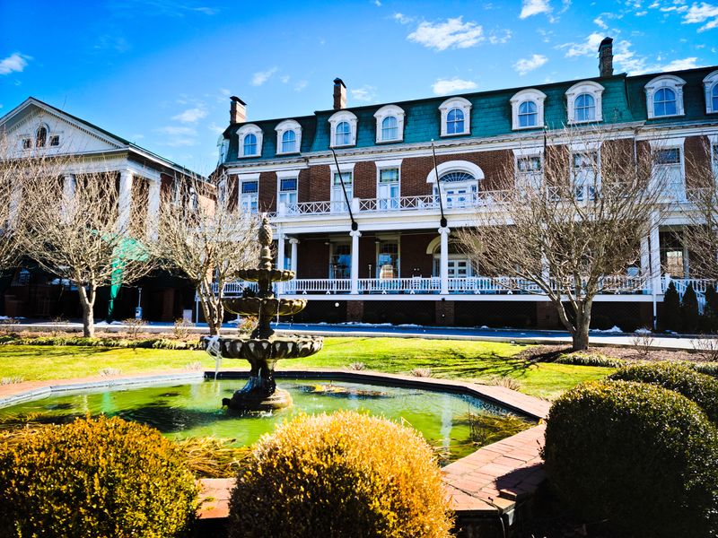 Martha Washington Inn Delivers Historic Elegance