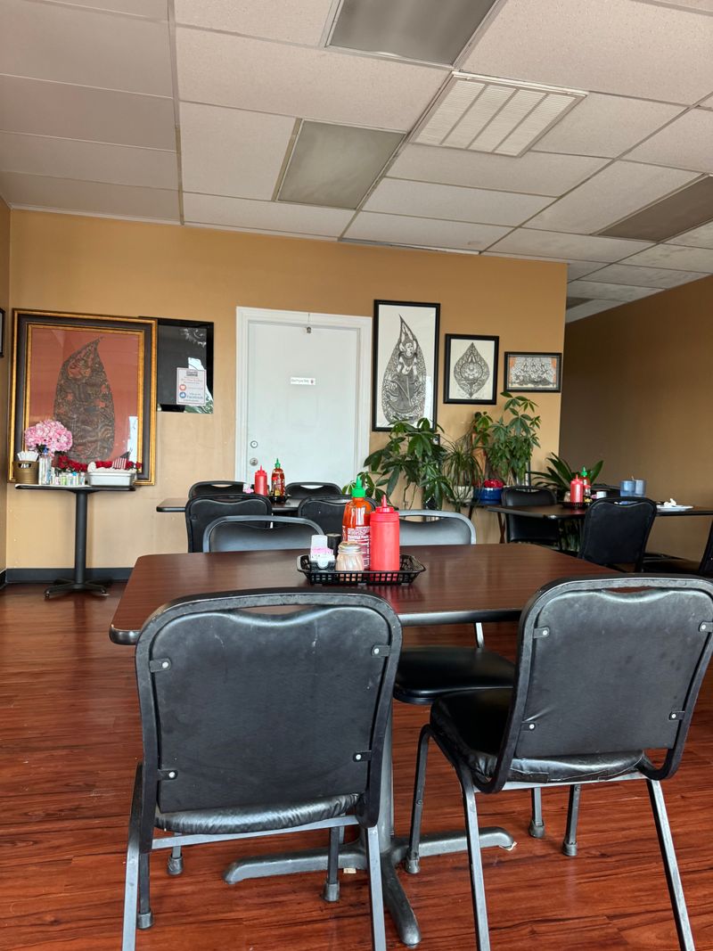 Low-Key Atmosphere That Keeps the Focus on Food