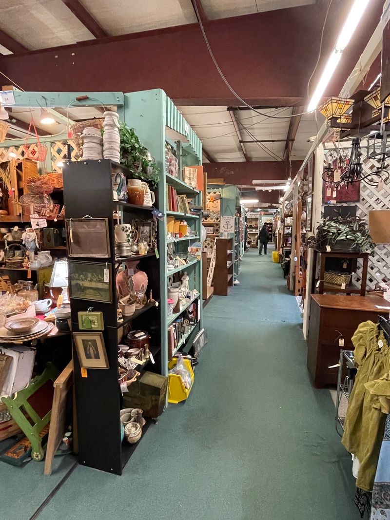 Convenient Hours and Amenities for Comfortable Shopping