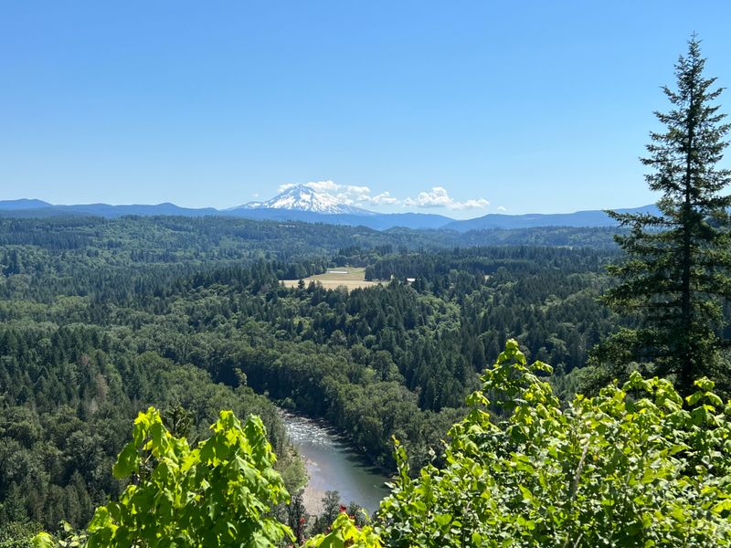 Proximity to Smith Rock's Famous Climbing Area