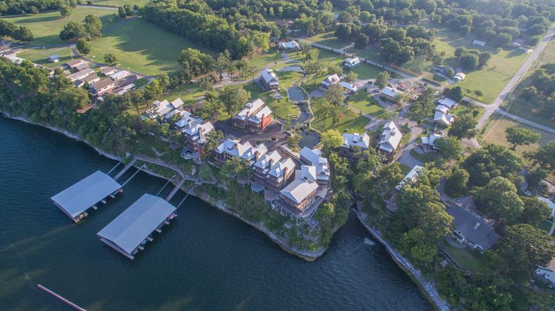 Absence of Tourist Trappings