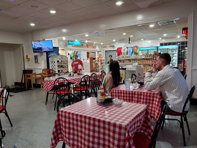 The Weekend Buffet That Brings Folks Together