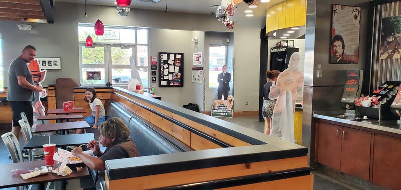 A Dining Room That Balances Energy and Comfort