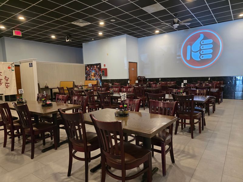 A Dining Room That Balances Comfort and Energy