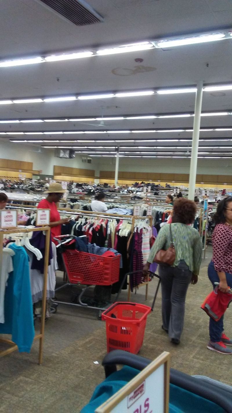 Peak Shopping Hours and Best Times to Visit