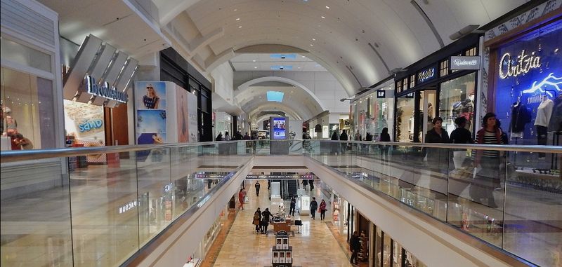 Unique Oval Layout Creates Easy Navigation