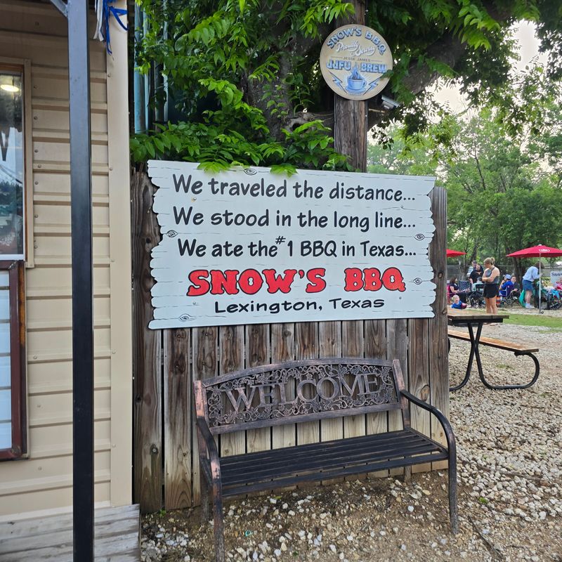 A Roadside Setting That Stays Honest