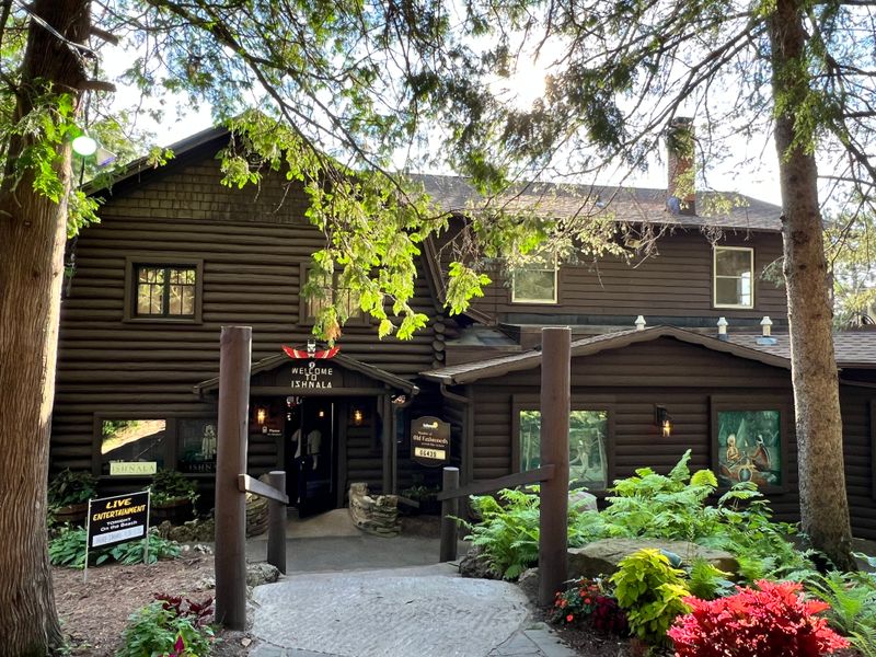 A Supper Club Set In The Pines