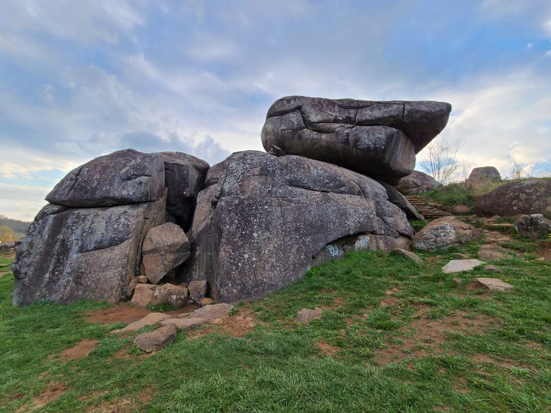 Devil’s Den Rocks And Battlefield Trails