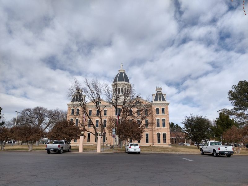 Marfa: Where Desert Minimalism Meets Artistic Soul