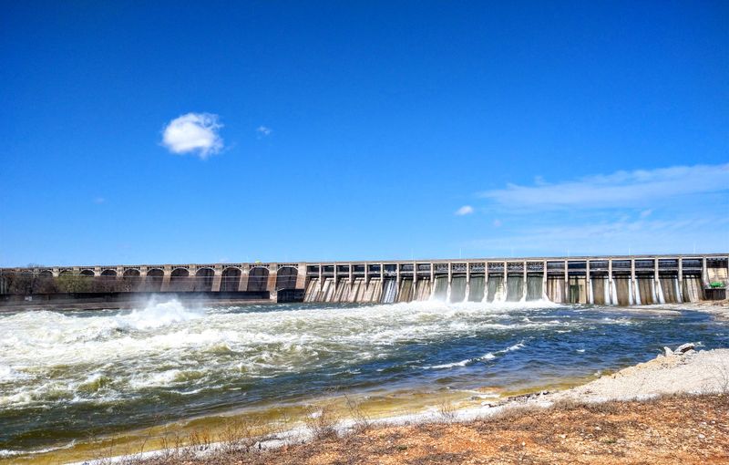 A Lakeside Setting That Steals the Show