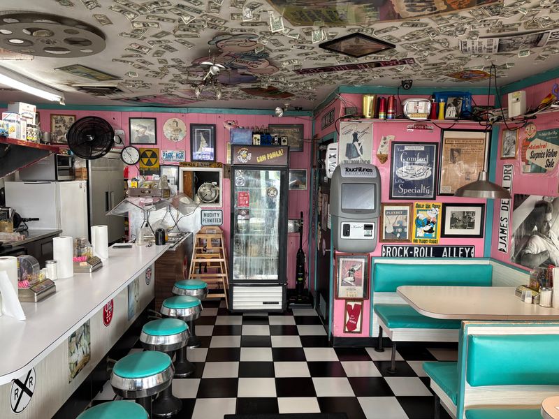 Authentic 1950s Atmosphere That Transports You Back in Time
