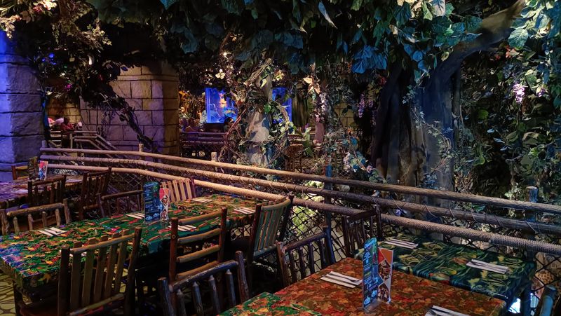 Three-Story Treehouse Design Maximizes Views