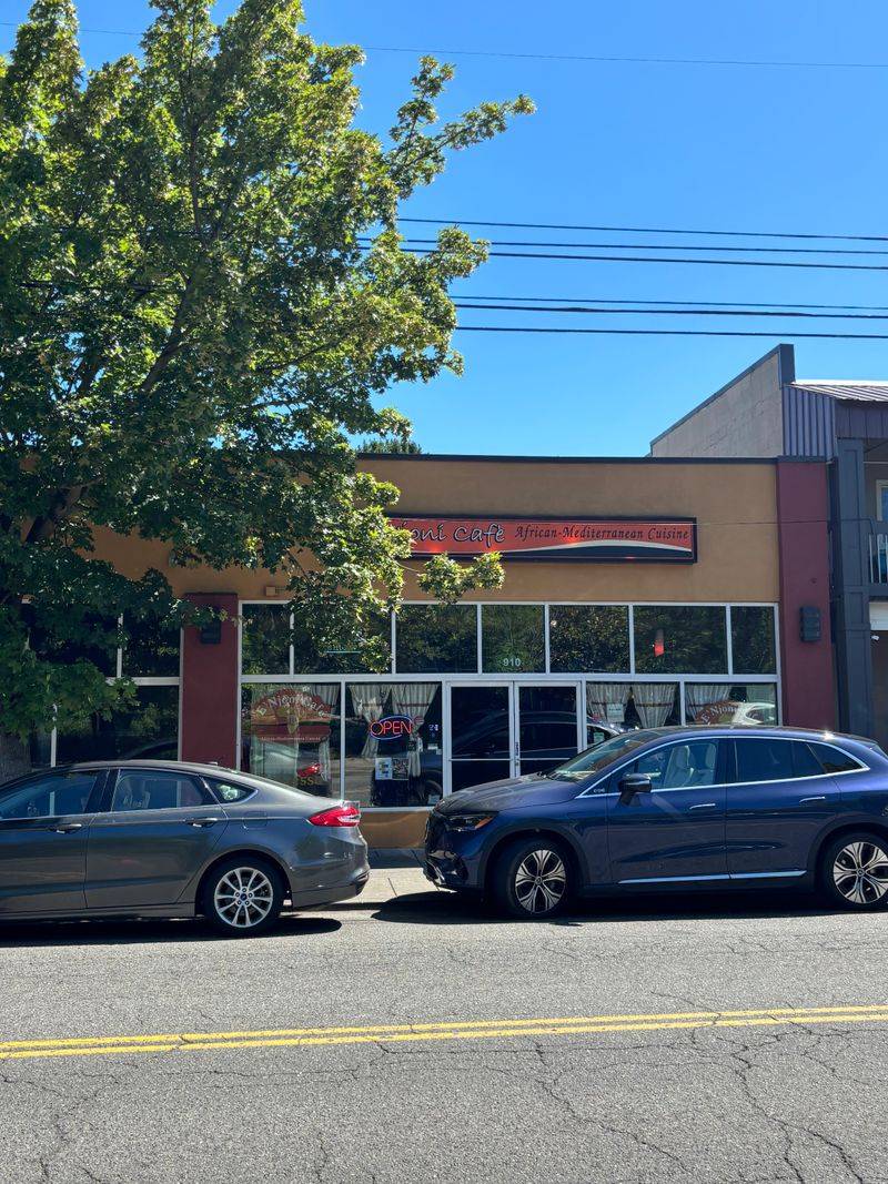 E'Njoni Cafe, Portland