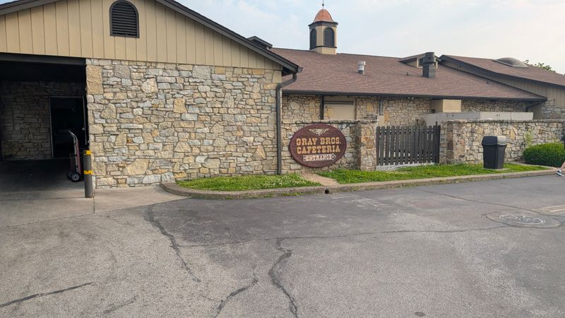 Efficient Cafeteria Service That Keeps Lines Moving