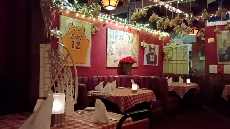 Hollywood’s Unofficial Dining Room In The 90s