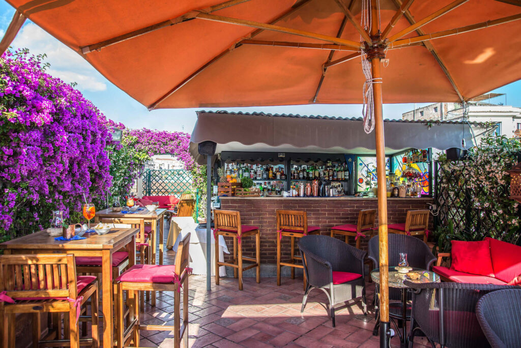 Enjoy breakfast on the shady roof terrace of the Hotel Forum. Photo c. Hotel Forum