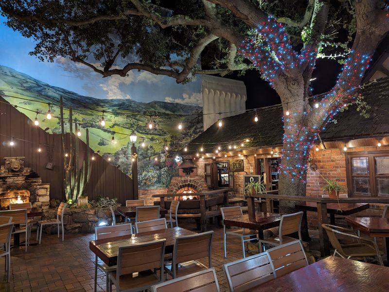 Gallery Hopping That Actually Feels Relaxed Here