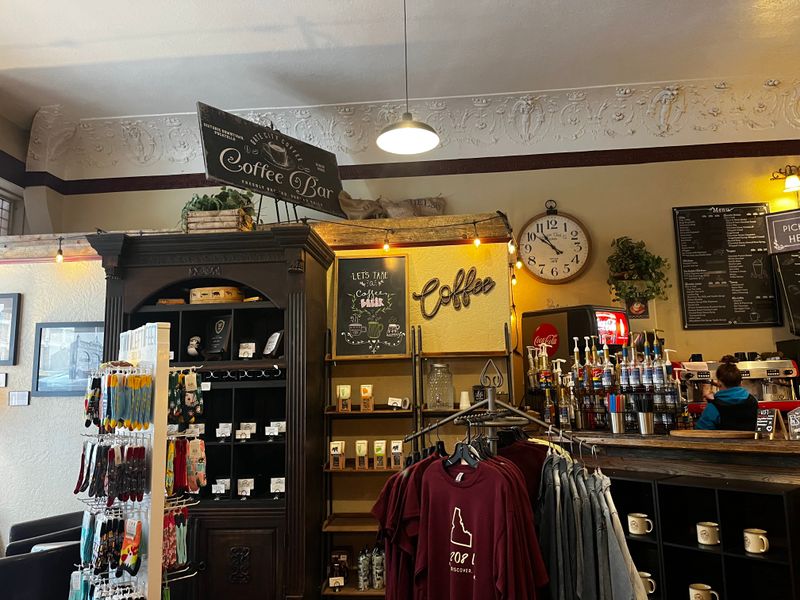 Evening Check-In In Pocatello, Warm Lights And Easy Parking