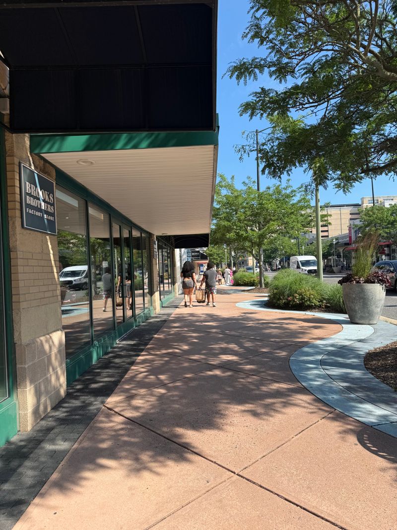 Open-Air Layout Beats Traditional Enclosed Mall Claustrophobia