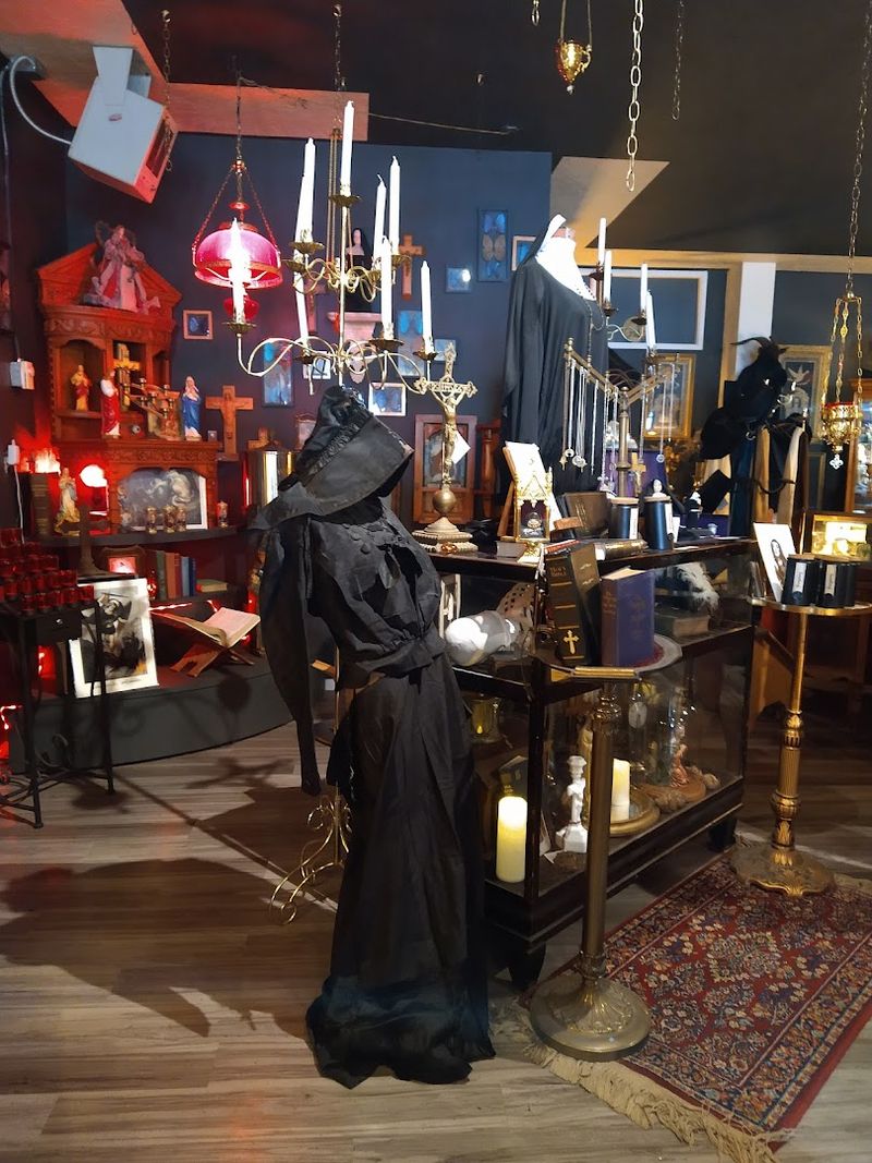Victorian Mourning Culture Explored Through Artifacts