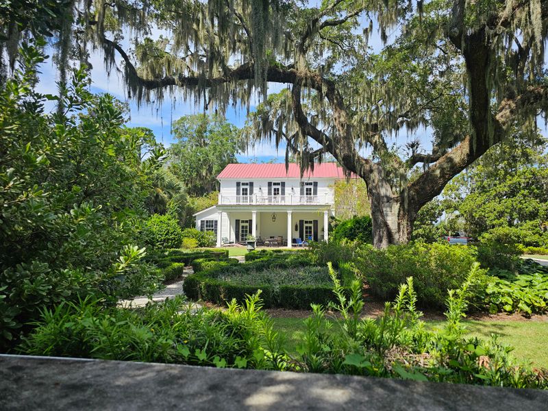 A Lowcountry Town Where Live Oaks Set The Mood