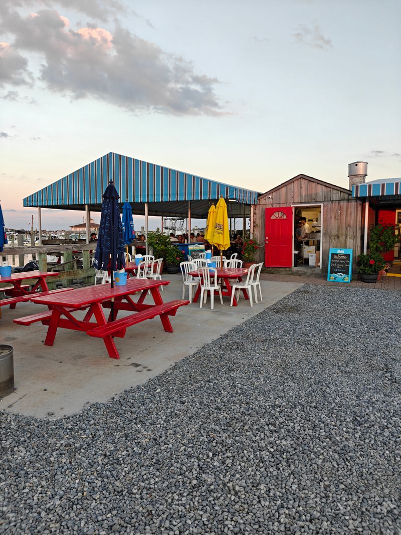 H&H Seafood Market: Authentic Dockside Dining