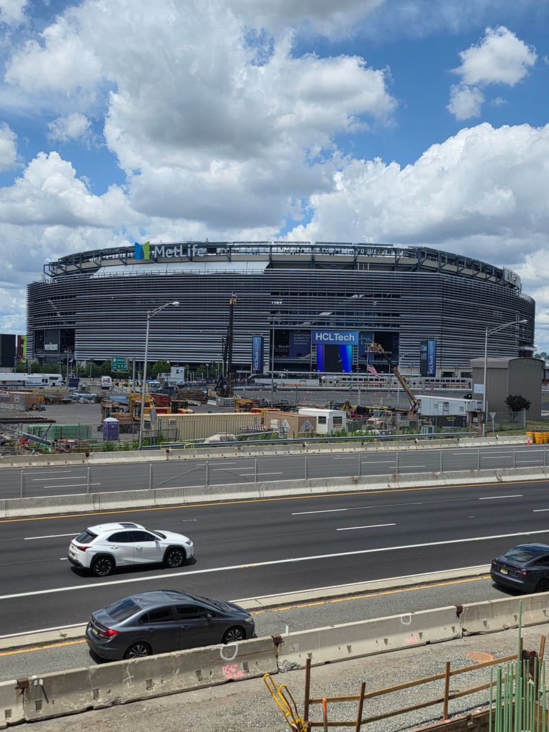 Portable Facilities and Infrastructure Support All-Day Shopping Comfort