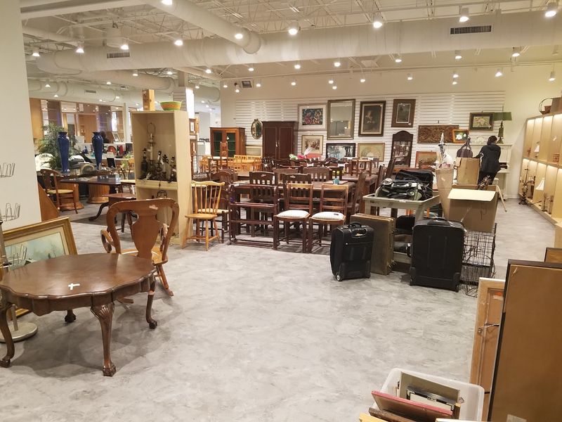 Artwork and Decorative Pieces That Belong on a Gallery Wall