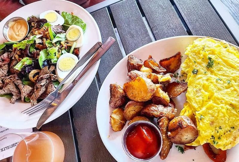 Sunday Brunch With Festive Surroundings