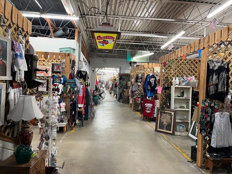 The Hitch n Post Flea Market, Commerce