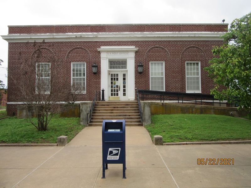 The Lincoln County Courthouse That Anchors the Town
