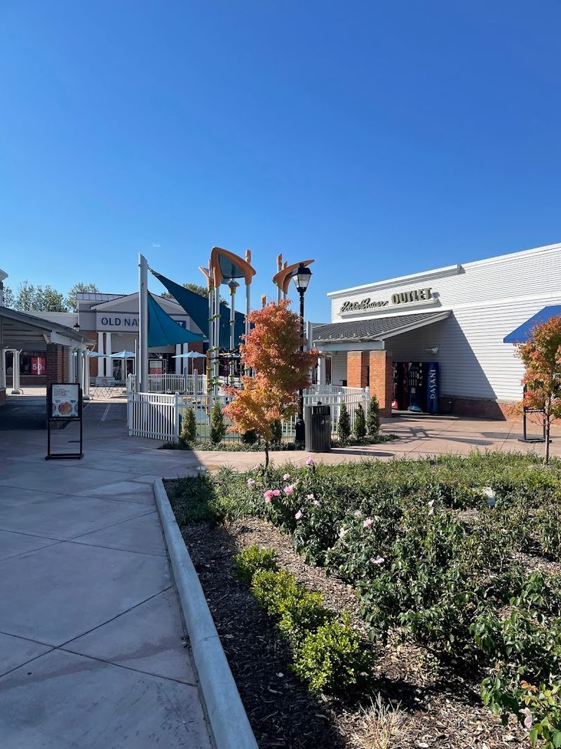 The Open-Air Shopping Experience That Sets the Mood