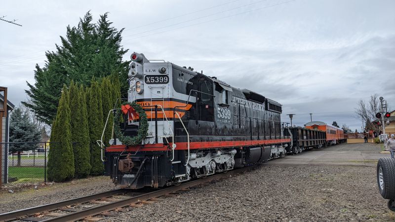 Scenic Journey Through Santiam Canyon and Cascade Foothills