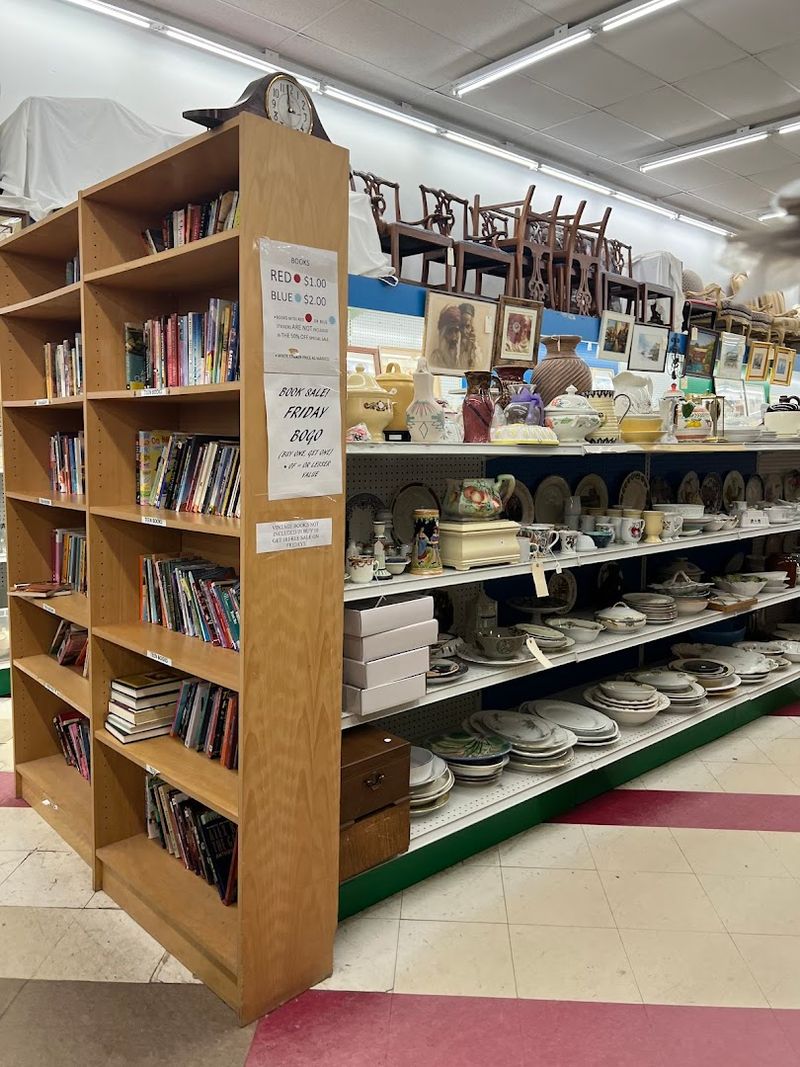 How The Layout Pulls You In: Aisles, Corners, And Hidden Nooks