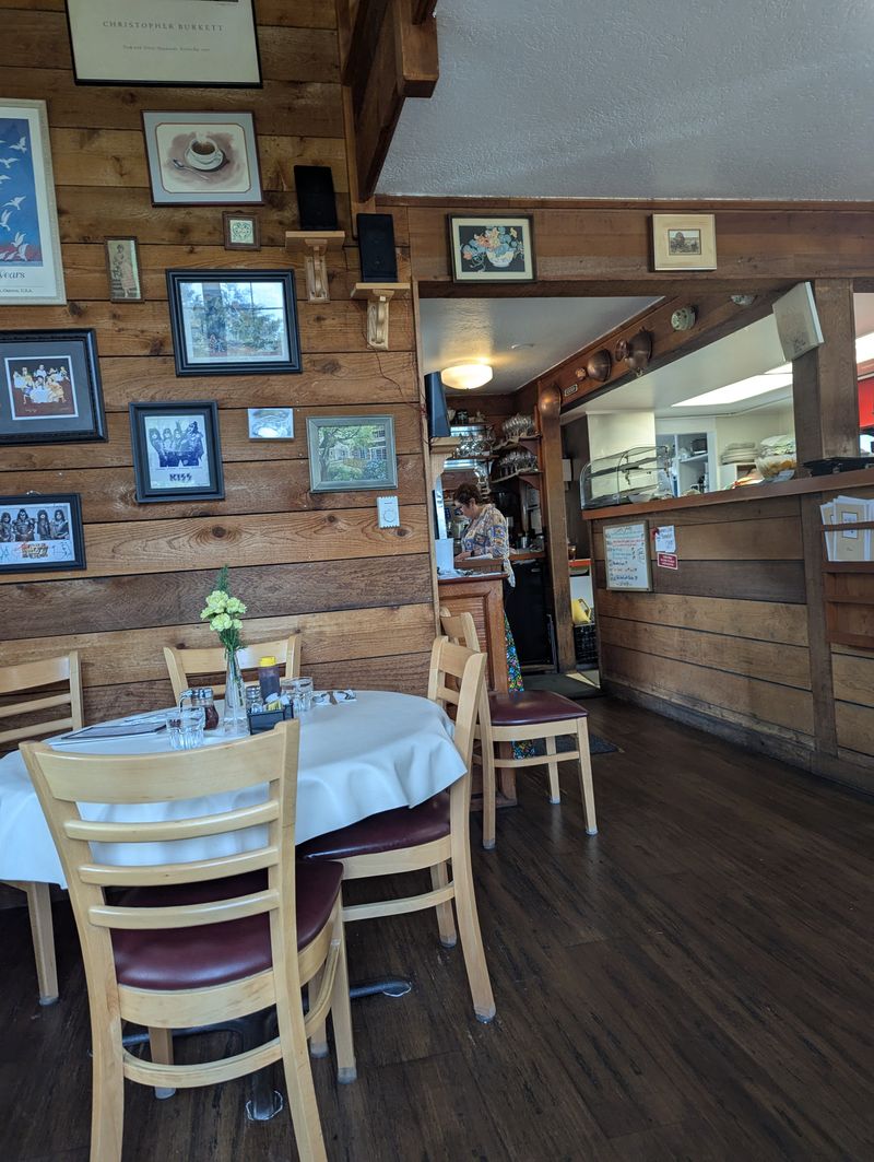 European Bistro Charm in Eight Tables