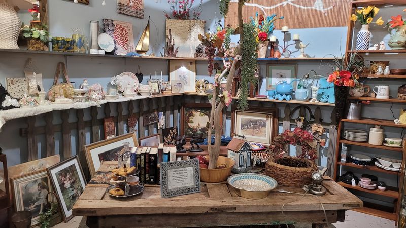 Neoclassical Finds and Decorative Pieces Worth Slowing Down For