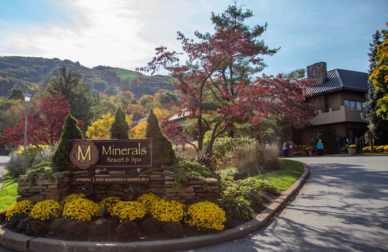 Entertainment and Nightlife with Live Shows and DJ Sets