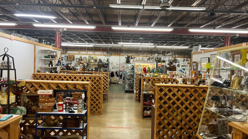 Deal-Hunting Moves That Actually Work In A Big Antique Mall
