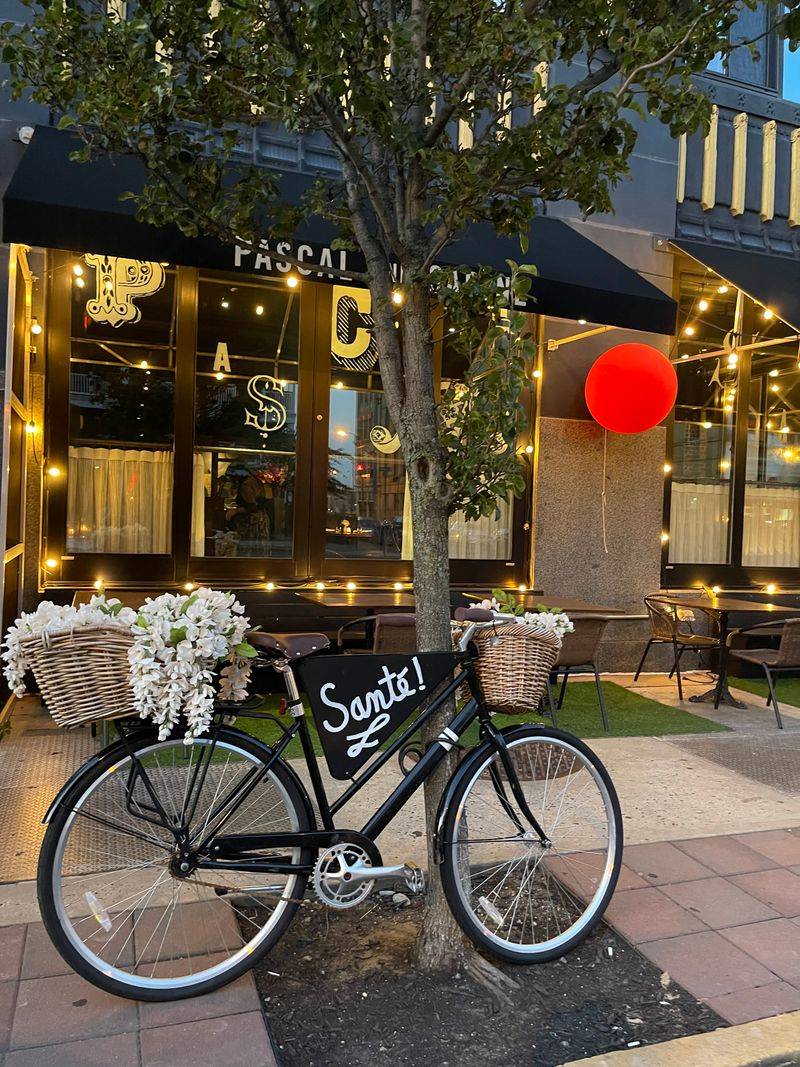 Restaurants Cater Only to Tourist Wallets