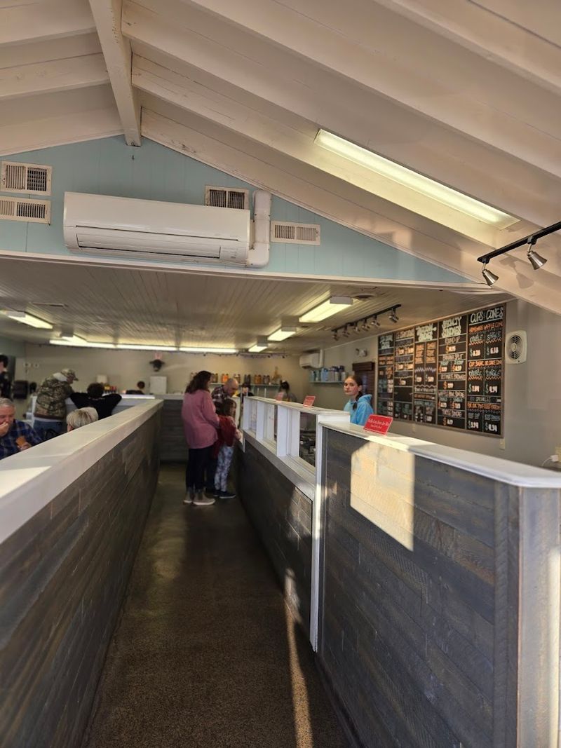 Lightning-Fast Service Despite Constant Crowds