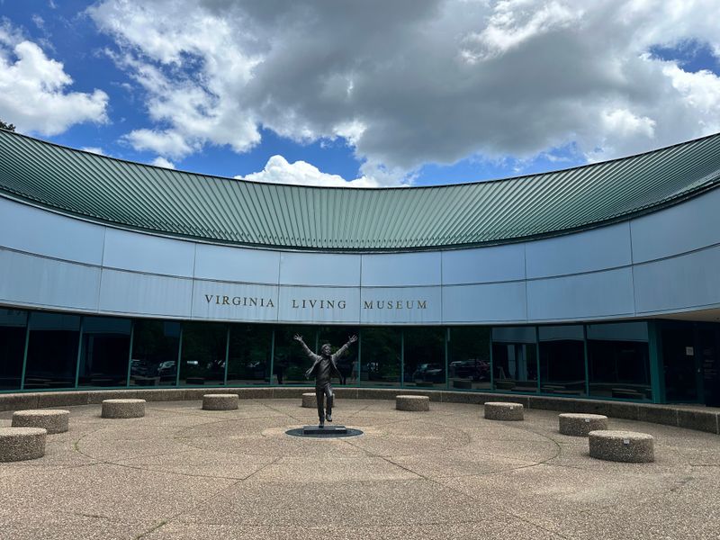 Planetarium Shows Expand Minds Beyond Earth