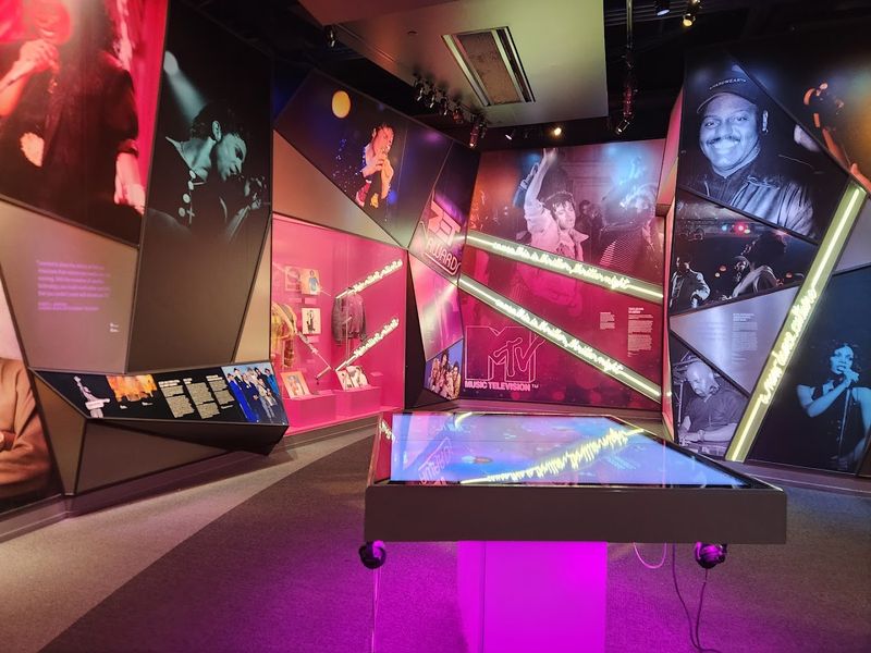 RFID Wristband Features That Make The Museum Feel Personal