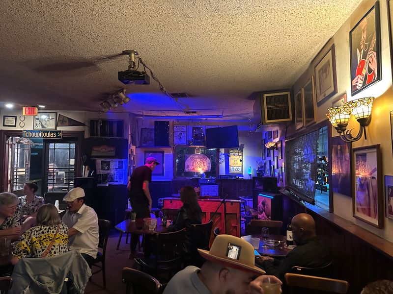 Dos Jefes Uptown Cigar Bar