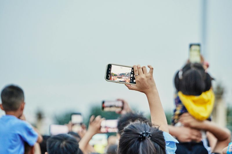 Social Media Draws Crowds To Fragile Spots Social Media Draws Crowds To Fragile Spots
