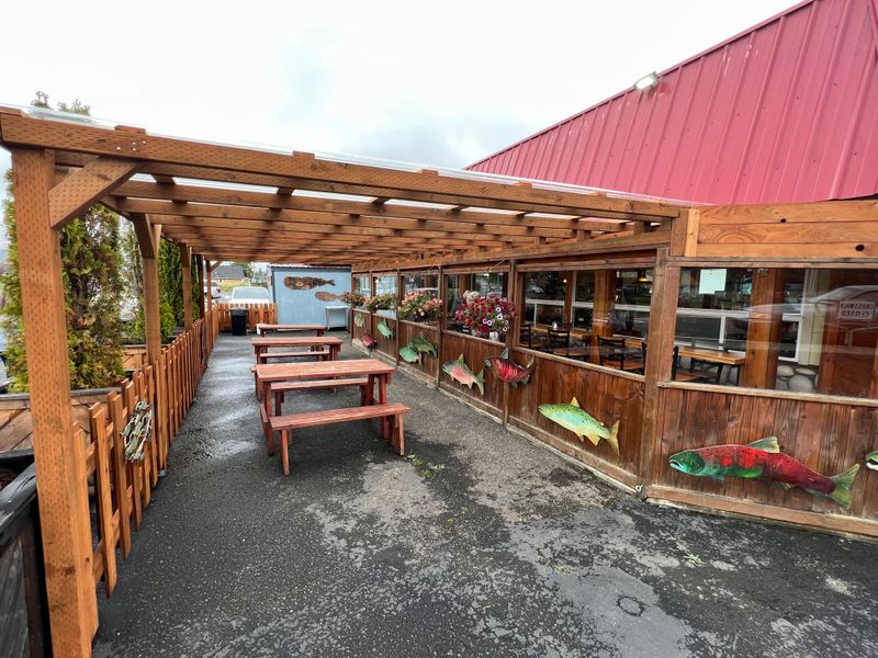 Casual Coastal Atmosphere Where Everyone Belongs