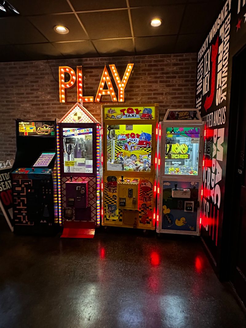 Hours That Accommodate Both Lunch Rushes and Late Dinner Cravings