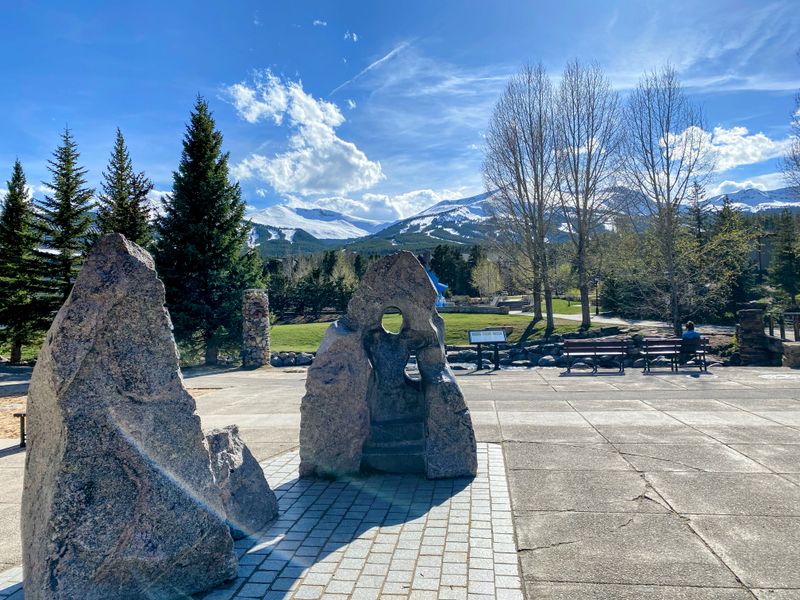 Easy Photo Spots Around Plazas And Side Streets