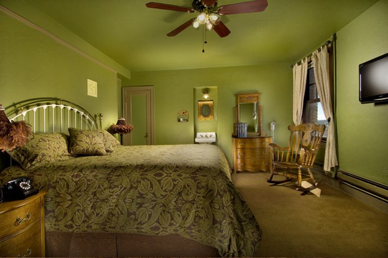 Late-Night Sounds, Floor Creaks, And What Guests Swear They Heard